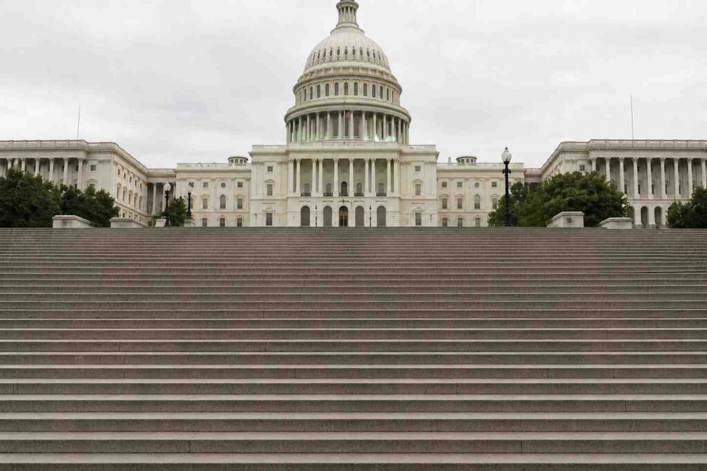 Over 200 crypto entities urge Senate leaders to schedule the CLARITY Act vote without further delay.